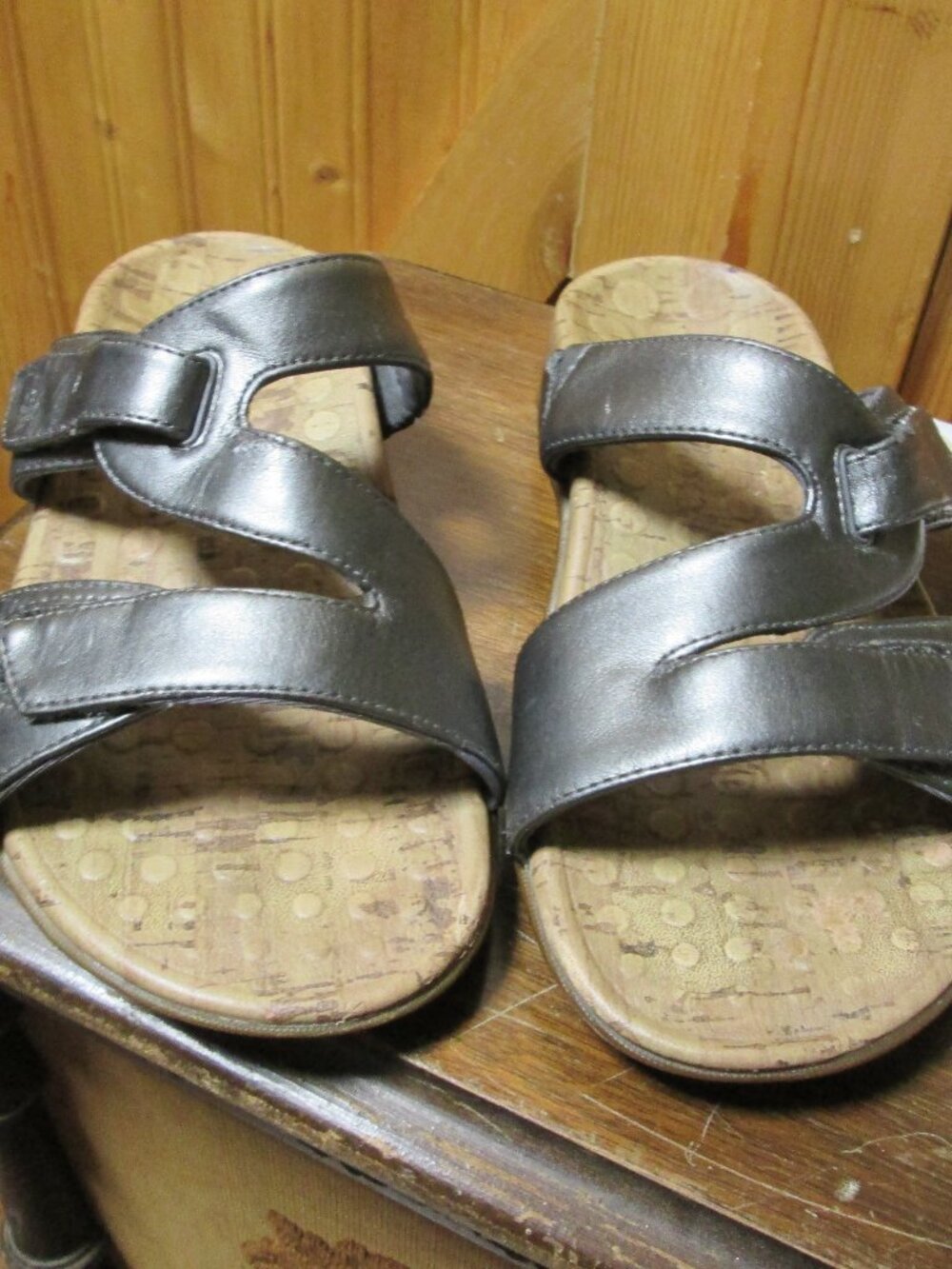 Orthaheel sz 7 Metallic pewter color  slide sandals